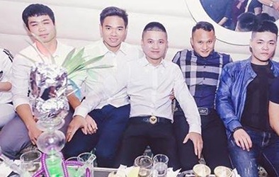 Công Phượng cùng đồng đội đi bar gây xôn xao dân mạng