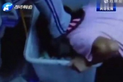 Phẫn nộ nữ sinh ép bạn gái quỳ gối, dùng miệng bới rác