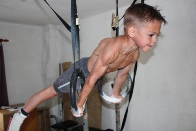 Sửng sốt cậu bé 9 tuổi có thể hít đất hàng trăm cái mỗi ngày