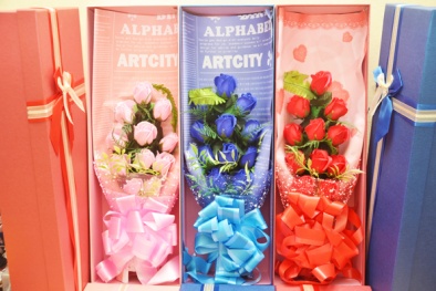 Hoa hồng sáp nhái hàng xịn 'oanh tạc' thị trường 20/10