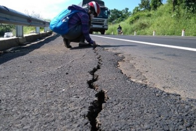 Con đường ngàn tỷ 'dễ dàng' nứt hỏng do trời mưa