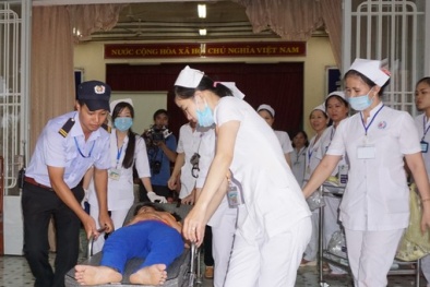 Cấp cứu hàng trăm công nhân giày Vĩnh Nghĩa ở Bình Dương nghi ngộ độc thực phẩm