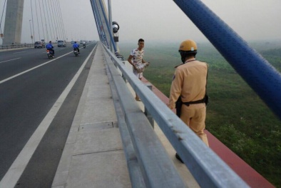 Nam thanh niên ôm đá, khóc nức đòi nhảy cầu Nhật Tân