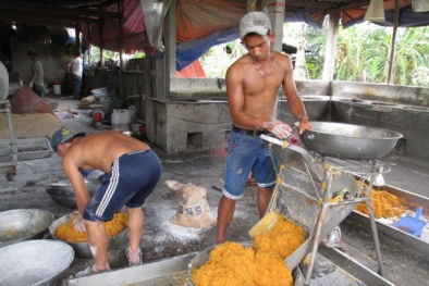 Ruốc bẩn độn bột mì, tẩm phụ gia Trung Quốc: Đến người làm cũng không dám ăn!