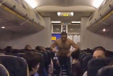 Thanh niên say xỉn thoát y trên máy bay, đòi ‘yêu’ tiếp viên