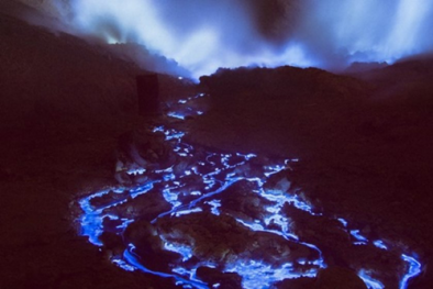Dung nham núi lửa ở Indonesia có màu xanh kỳ lạ 