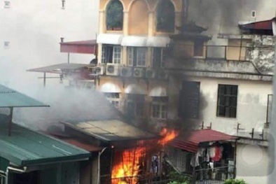 Lửa ngùn ngụt sau tiếng nổ lớn tại Khu tập thể Trần Quốc Toản