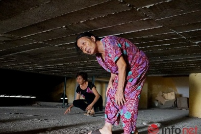 Khốn khổ còng lưng chui qua nóc nhà để đi nhờ thang máy