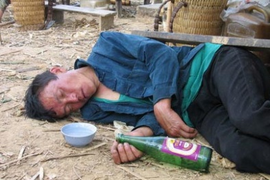 Uống rượu trước 15 tuổi, nguy cơ nghiện rượu cao gấp 4 lần