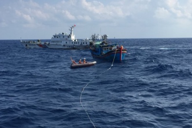 Bàng hoàng kể lại giờ phút cứu ngư dân trước mũi tàu hải cảnh Trung Quốc