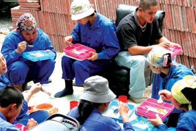 Cơm công nhân đã 'bèo' còn mất vệ sinh!