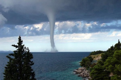 Lặng người nhìn vòi rồng cao hàng trăm mét vần vũ trên biển Vũng Tàu