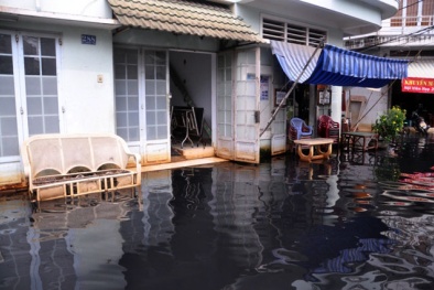 Khốn khổ dân TP.HCM bơi trong biển nước đen ngòm sau mưa lớn