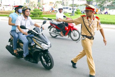'Dân chơi' Thanh Hóa cởi trần chửi bới cảnh sát giao thông