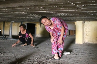 Khu tái định cư Đền Lừ: Người dân phải chui qua nóc nhà đi nhờ thang máy tới khi nào?