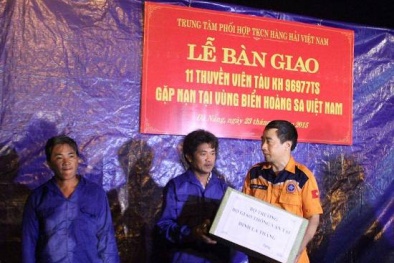 Bộ trưởng Đinh La Thăng gửi quà cho 11 ngư dân Khánh Hòa bị nạn ở Hoàng Sa