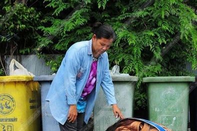 Hoa hậu chuyển giới quỳ gối trước người mẹ làm nghề nhặt rác 