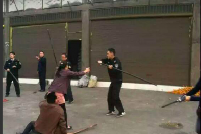 Bức xúc thanh tra giao thông Trung Quốc dùng gậy đánh dân như 'côn đồ'