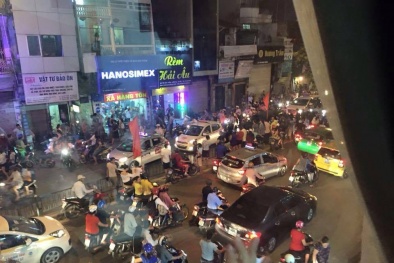 Hãi hùng nhóm thanh niên truy đánh người đàn ông trên phố Hà Nội