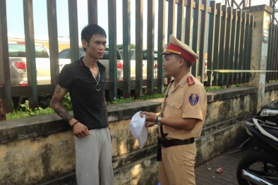 Người đàn ông xăm trổ mang lưỡi lê đi đường phòng thân