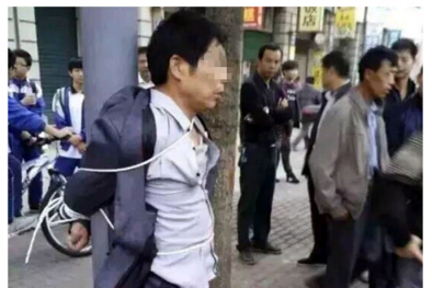 Trung Quốc: Kẻ quấy rối nữ sinh ê chề vì bị đánh trói giữa đường