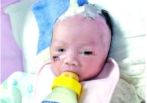 Phẫn nộ mẹ vứt con còn nguyên dây rốn qua cửa sổ