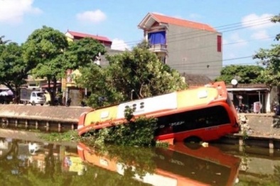 Xe giường nằm 'tắm' sông, hành khách phá cửa kính thoát chết