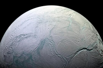 NASA tiếp cận Enceladus tìm kiếm dấu hiệu sự sống