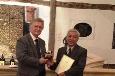 Tiến sĩ Ngô Quý Việt nhận Huy chương vì sự phát triển của OIML