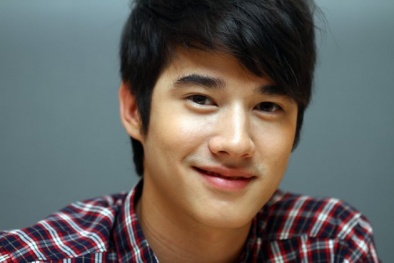 Fan nữ ngất ngây chờ ‘hoàng tử lai’ Mario Maurer đến Việt Nam
