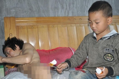 Rơi nước mắt nhìn bé trai 7 tuổi một mình chăm sóc bố bại liệt