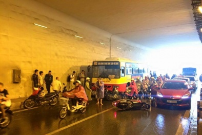 Hà Nội: Xe buýt tông hàng loạt xe máy dừng trú mưa trong hầm Kim Liên
