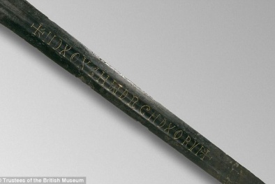 Dòng mật mã 18 chữ bí ẩn trên thanh kiếm cổ 800 tuổi