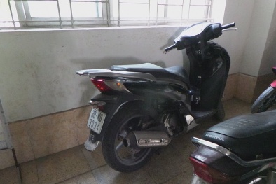 Tìm chủ nhân chiếc xe SH bị bỏ quên có ký hiệu lạ ở chắn bùn