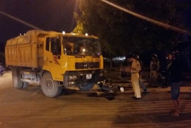 Xe ben chở cát cho công trình Trung Kính Complex 'nuốt chửng' xe máy