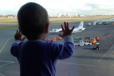 Máy bay Nga rơi: Quặn lòng hình ảnh em bé non nớt trước thảm kịch 