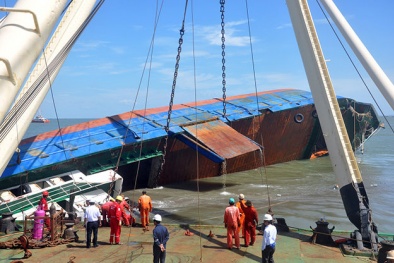 Chìm tàu trên sông Soài Rạp: Trục vớt thành công tàu Hoàng Phúc 18
