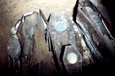 Anh: Khai quật hầm mộ cổ còn nguyên vẹn được chôn dấu dưới nhà thờ