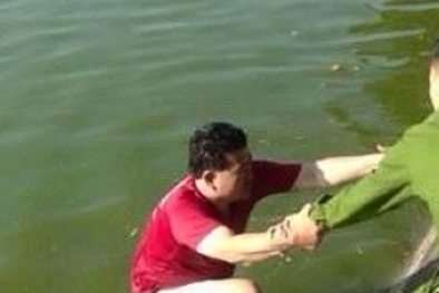 Người đàn ông bất ngờ trút bỏ quần áo nhảy xuống hồ Gươm