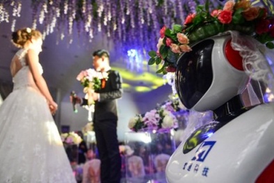 Phù dâu robot gây xôn xao đám cưới Trung Quốc