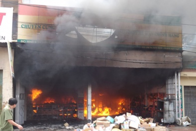 Cháy dữ dội ở Nghệ An, hàng trăm người tham gia ứng cứu