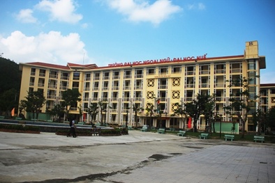 Đại học Ngoại ngữ Huế 'bắt tay' với VinaPhone 'ép' sinh viên mua sim điện thoại?