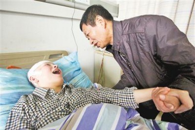 Cảm động người cha kiên trì mát xa cho con gái sống thực vật suốt 9 năm