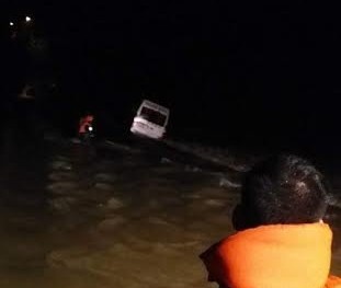 Khánh Hòa: Nước cuốn trôi xe khách vì cố đi qua cầu tràn