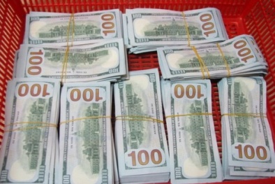 Nữ hành khách mang 90.000 USD qua cửa khẩu sân bay Tân Sơn Nhất trái phép