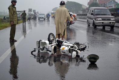 Ô tô mất lái húc đuôi xe đạp điện, 3 bà cháu văng ra đường trong cơn mưa