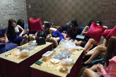 TP.HCM: Bắt quả tang tiếp viên karaoke 'ngả ngớn' với khách ngoại