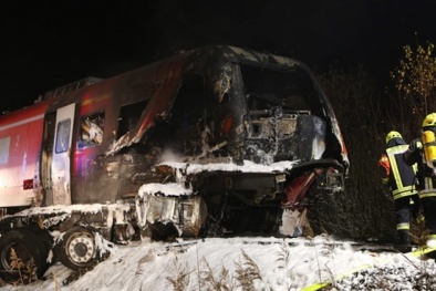 Cảnh tượng tan hoang sau vụ tàu hỏa Đức đâm nát xe quân sự Mỹ