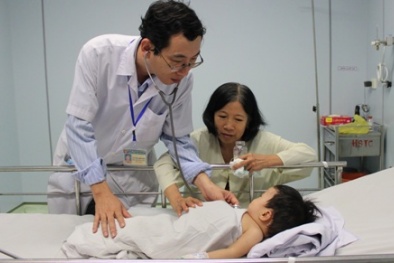 Hy hữu cứu sống bé 10 tháng tuổi hôn mê sâu vì cắm đầu vào xô nước