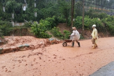 Rùng mình cảnh hàng tấn đất đá tràn vào nhà dân ở Đà Nẵng